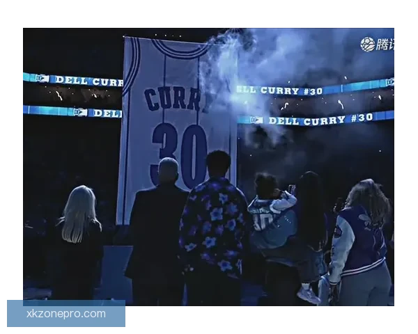 库里晒图致敬父亲球衣退役开创者的球衣永远悬挂球馆穹顶